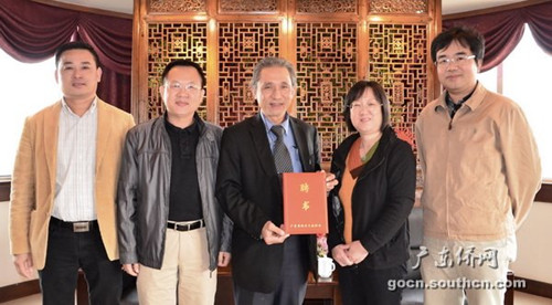 中国侨网黎静（右二）、郑建民（左二）向杜基颁发广东省海交会理事证书