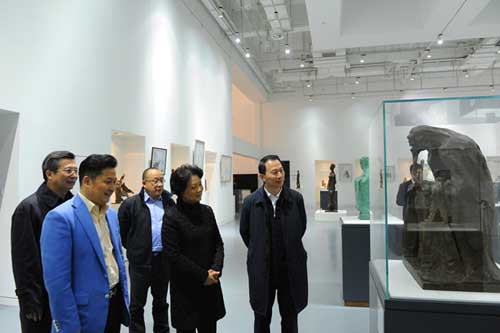 中国侨网17日,董中原与在京培训学习的浙江省政协主席乔传秀,浙江省政协副主席、浙江省侨联主席吴晶等考察银帝艺术馆。(中国侨联)