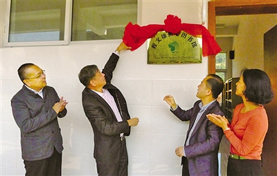 中国侨网日前,“镜平侨心综合楼”和“程文雄侨心图书馆”落成。(《温州日报》)
