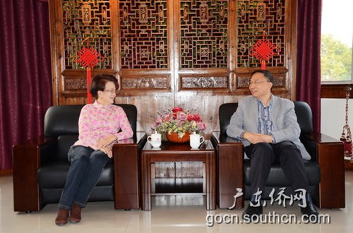 中国侨网省侨办林琳副主任会见蓉子作家(右)