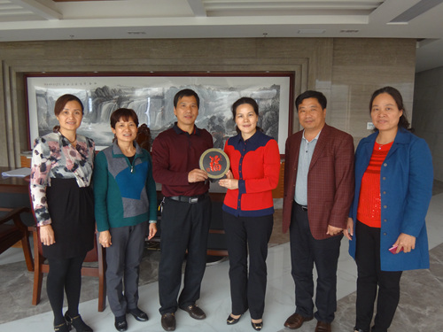 中国侨网吴艺珍主席向杨国平先生赠送纪念品