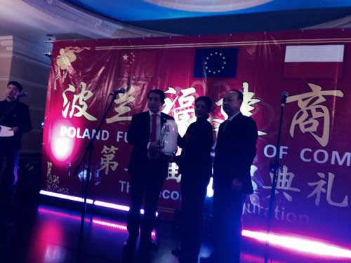 中国侨网泉州市人大副主任吕竞(右二)向波兰福建商会赠送纪念品。