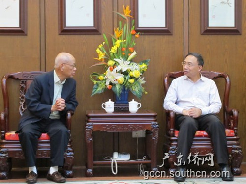 中国侨网省侨办副主任林琳（右）与全加洪门民治党主委郑炯光（左）亲切会谈交流