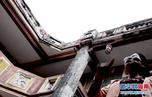 中国侨网63岁的蔡婆婆是蔡家老宅的第四代传人了。(新华网/吴恺 摄)