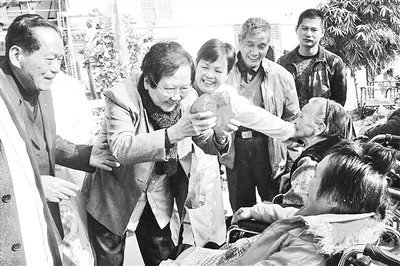 中国侨网图为傅金珠老人（左二）在仙游县爱心养老院慰问孤寡残疾老人。（《福建侨报》）