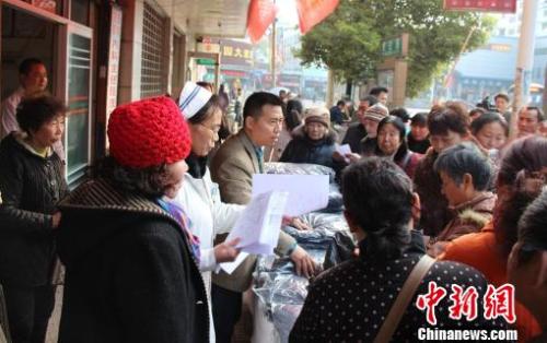 中国侨网发放大衣。(秦玉平 摄)