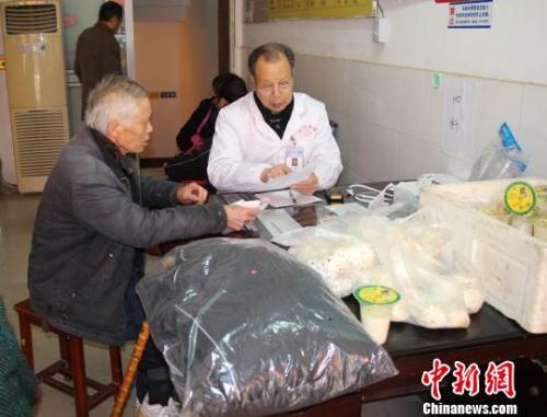 中国侨网义诊现场。(秦玉平 摄)