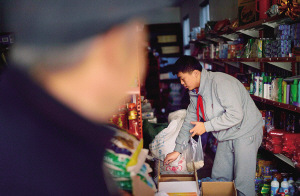 中国侨网　小伟在父亲的超市里帮忙，这间小超市，是父亲回国后开的。仁庄镇上有好几间超市都是华侨投资后办起来的。（《杭州日报》/王毅）