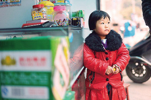 中国侨网超市前的一个华侨孩子。因为路费昂贵的缘故，在国外打工的父母一旦将子女送回国。（《杭州日报》/王毅）
