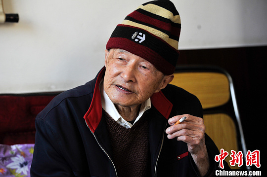 中国侨网2014年2月26日，在昆明生活的96岁高龄南侨机工罗开瑚接受记者采访。中新社发 刘冉阳 摄