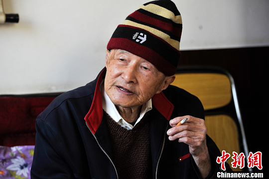 中国侨网2014年2月26日,在昆明生活的96岁高龄南侨机工罗开瑚接受记者采访。中新社发 刘冉阳 摄