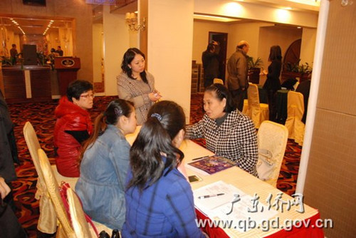 中国侨网特聘律师、广东正平天成律师事务所章震亚律师(右)在为侨资企业代表解答法律问题
