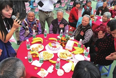 中国侨网老人们幸福地围坐一起庆祝生日。(《深圳侨报》)