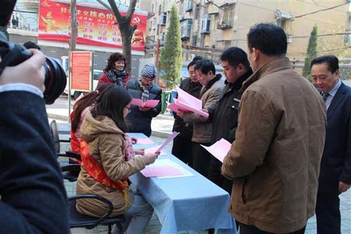 中国侨网志愿者组织的侨法宣传咨询现场。