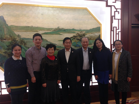 中国侨网图为:中国侨联副主席乔卫(中)与江苏省市侨联人员合影,原江苏省侨联主席郁美兰(左3)、江苏省侨联副主席镇翔(右3)、南通市侨联主席吴亚军(左2)