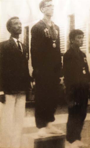 中国侨网1966年,陶金汉(中)在首届亚洲新兴力量运动会上夺得佩剑冠军。(《人民日报海外版》/刘峣/摄)