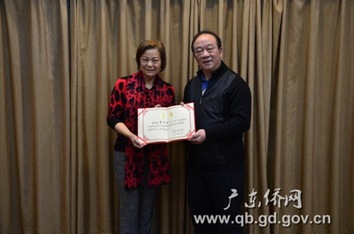 中国侨网吴锐成主任(右)为李少玉会长(左)颁发海交会聘书