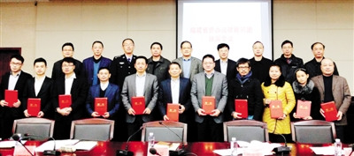 中国侨网福建省侨办主任杨辉(后排左5)、副主任林泽春(后排左6)等与部分受聘律师合影。