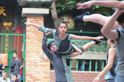 中国侨网舞蹈队在社区排练。（《深圳侨报》）