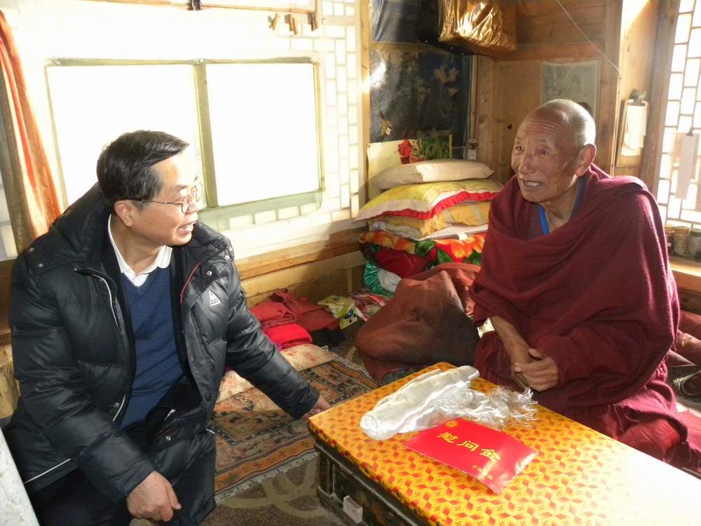 中国侨网慰问藏胞加洋(拉卜楞寺僧人)