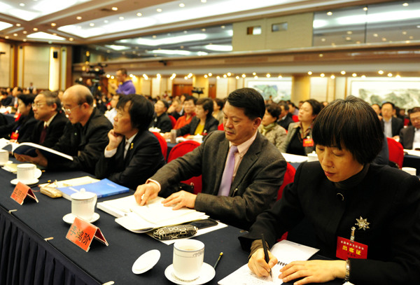 中国侨网1月14日，全国侨办主任会议在北京召开。国务院侨办主任裘援平在会上作了工作报告。中新社发 张勤 摄 
