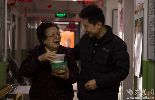 中国侨网陈卿（右）会在养老院里宅上一整天，跟老人话话家常，深受老人喜爱。(荆楚网/刘建维 摄）