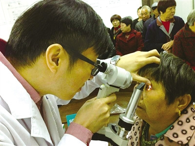 中国侨网医护人员进行眼视光病例筛查。（《温州日报》）