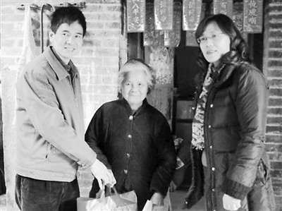 中国侨网图为广州市侨办慰问偏远乡村贫困归侨侨眷,送上慰问金、慰问品。