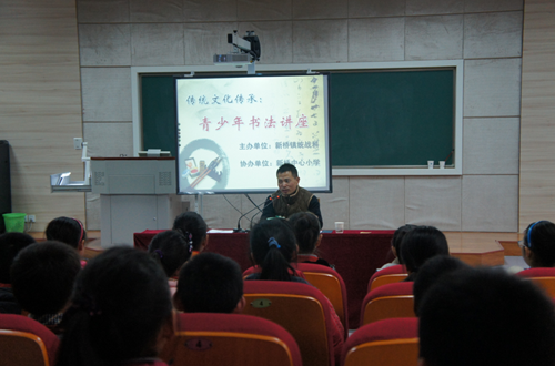 中国侨网侨胞子女上书法兴趣课。
