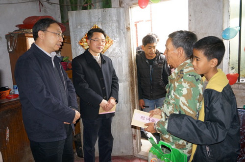 中国侨网林琳副主任慰问大南山华侨农场特困归侨