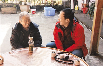中国侨网记者正在采访张文才（左）