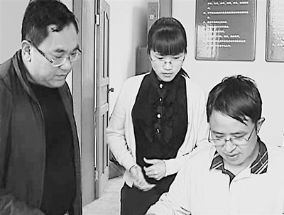 中国侨网寸永宏（左一）与同事们正在工作。