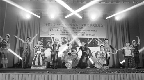 中国侨网中国侨联、广西侨联“亲情中华”艺术团在马来西亚槟城慰问演出时,当地华裔少年艺术团同台献演。