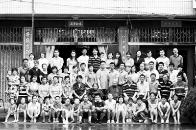 中国侨网2011年7月19日,胡竹斋(胡允革父亲)百岁生日全家福。