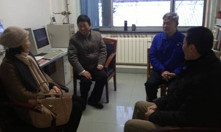 中国侨网陕西省外侨办副巡视员阚开沛看望陕西省工程院士、知名归侨关杰。