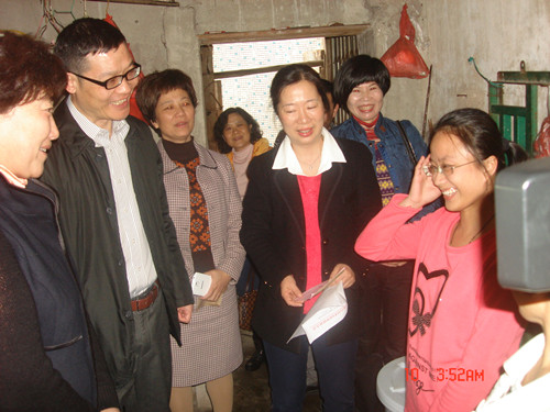 中国侨网戴文威副主席在茂名市电白区慰问贫困归侨