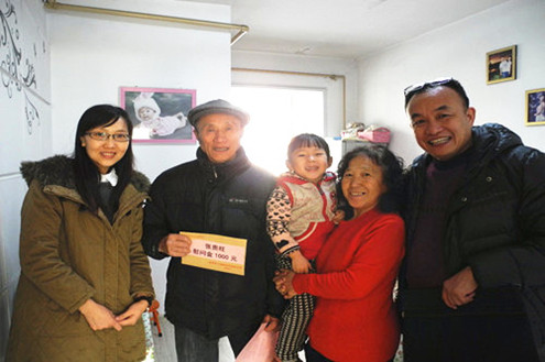 中国侨网山西省外侨办慰问蒙古困难归侨张贵旺(左二)。