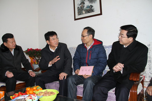 中国侨网山东省侨办主任刘方会在济南走访外派教师赵先锋。