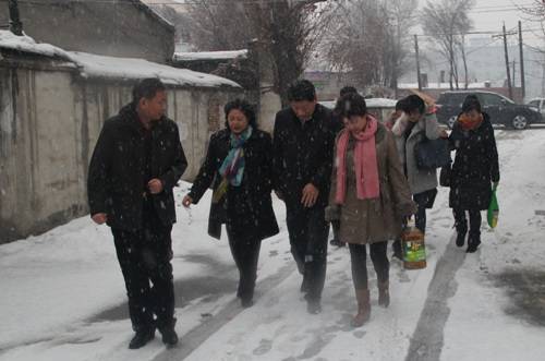 中国侨网冒雪慰问归侨侨眷。(兵团侨办 供图)