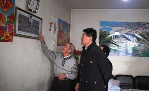 中国侨网王宇科看望建工师四建印尼归侨韦德祁,请韦德祁介绍进疆工作情况。(兵团侨办 供图)