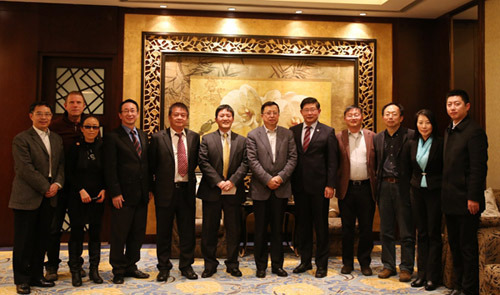中国侨网四川省外事侨务办主任慕新海(右六),副主任唐宏(左一)、张继勇(右三)等与海外川籍侨胞合影留念