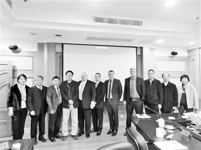 中国侨网图为福州市副市长林飞(左四)在会见后与美国A&S国际工程公司董事长、总裁詹姆斯·安斯沃思(左五)、世界黄氏商会会长黄明顶(左三)等合影。