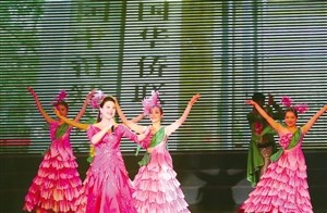 中国侨网2月28日下午,中国侨联品牌节目“亲情中华”大型慰问演出在瓯海区行政中心新瓯海电影院举行,图为演出开场歌舞表演《侨联与你心心相连》。(翁卿仑 摄)