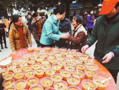 中国侨网正月廿九那天，台江区鳌峰街道亚峰社区的志愿者为社区老人送上拗九粥。(资料图片)