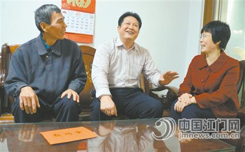 中国侨网江门市委副书记聂党权在市民政局局长陈霞等陪同下，走访了重点优抚对象和残疾人贫困家庭。