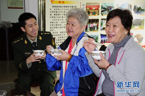 中国侨网官兵与侨胞一起吃汤圆共庆迎元宵佳节。（新华网）