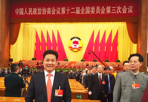 中国侨网政协委员朱奕龙参加全国政协第十二届三次会议。