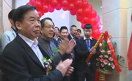 中国侨网福建省侨办副主任涂建坤出席开业典礼。