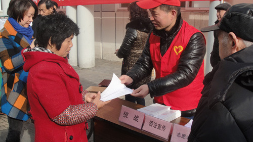 中国侨网江阴市新桥镇统战科侨法和民族宗教政策法规宣传现场。