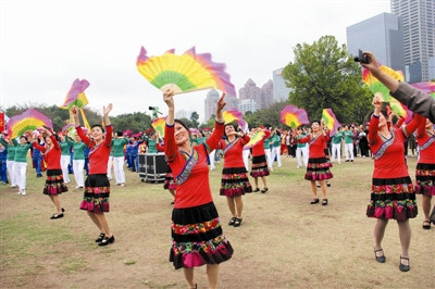 中国侨网莲花山大巡游活动中,市民齐跳《小苹果》。